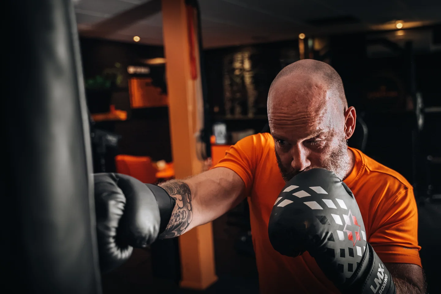 BoksFit 040 in Eindhoven, Lex Ernest slaat op de bokszak